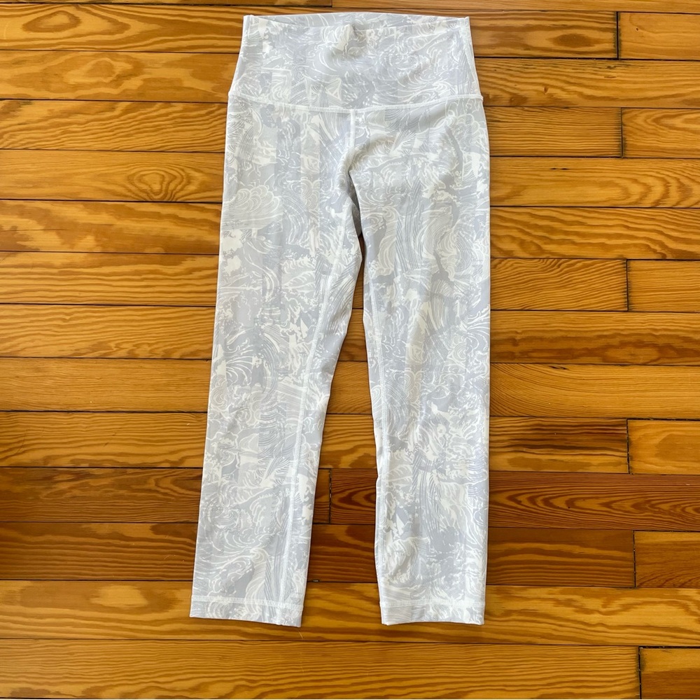 Lululemon Gray and White Wunder Under High Rise Size 4 Capri Leggings